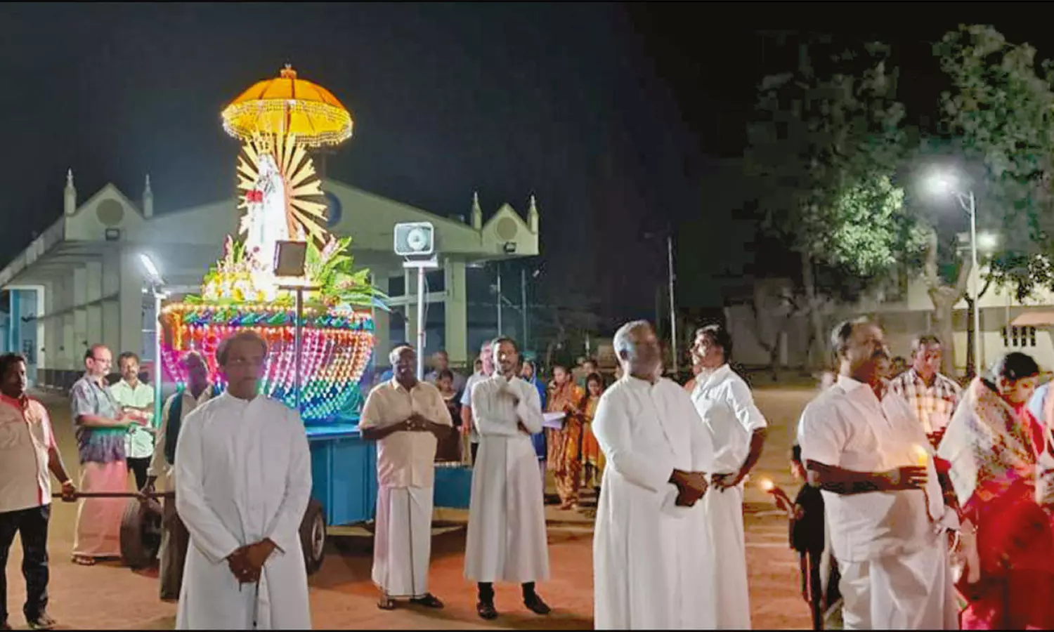 பூண்டி மாதா பேராலயத்தில் புதுமை இரவு வழிபாடு: திரளானோர் பங்கேற்பு