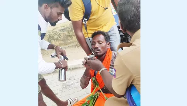 மனு கொடுத்து விட்டு வந்த போது கலெக்டர் அலுவலகம் அருகே மயங்கி விழுந்த விவசாயி மனு கொடுத்து விட்டு வந்த போது கலெக்டர் அலுவலகம் அருகே மயங்கி விழுந்த விவசாயி