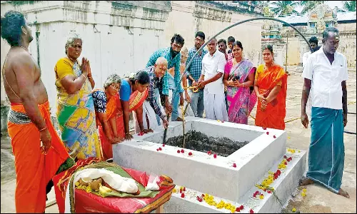 கோனூர்நாடு அகத்தீஸ்வரர் கோவில் தீர்த்த கிணற்றை பக்தர்கள் புனரமைத்தனர்