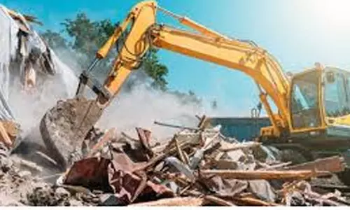 மாலைமலர் செய்தி எதிரொலி - பல்லடம் பஸ் நிலையத்தில் ஆபத்தான கட்டிடம் இடிப்பு