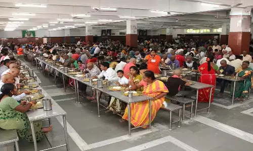 பக்தர்கள் பெயரில் ஒருநாள் அன்னதானம் செய்ய ரூ.33 லட்சம் காணிக்கை வழங்கலாம்: திருப்பதி தேவஸ்தானம்