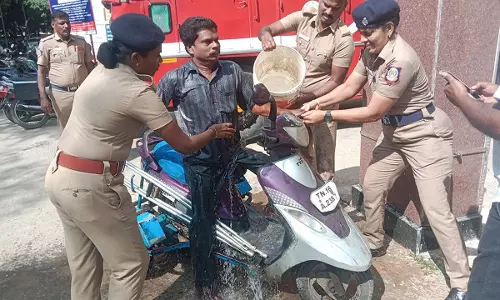 விழுப்புரம் கலெக்டர் அலுவலகத்தில் மாற்றுத்திறனாளி வாலிபர் தீக்குளிக்க முயற்சி