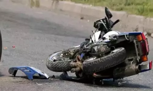 3 பேர் சென்ற பைக் கீழே விழுந்து விபத்து