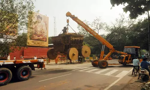 நித்யானந்தா ஆசிரமத்திற்கு லாரியில் வந்த தேர் பீடம்