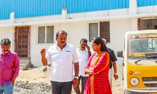 தூத்துக்குடியில்  இறகுபந்து உள் விளையாட்டு அரங்கம் - மேயர் ஜெகன்பெரியசாமி ஆய்வு