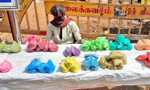 உடன்குடி பகுதியில் கலர் கோலப்பொடி விற்பனை தீவிரம்