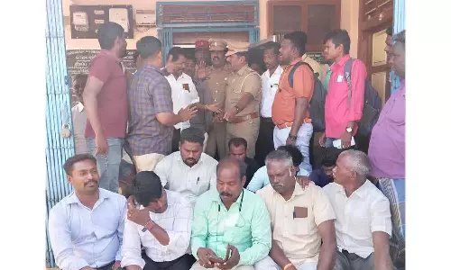 வேளாண் கூட்டுறவு வங்கியை முற்றுகையிட்டு போராட்டம்