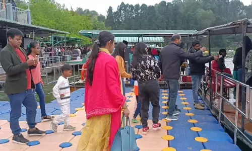 ஊட்டி படகு இல்லத்துக்கு 17 லட்சம் சுற்றுலாபயணிகள் வருகை