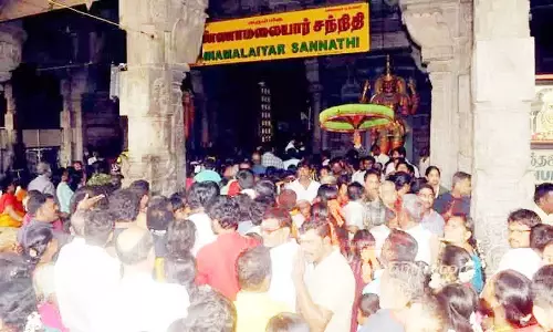 அருணாசலேஸ்வரர் கோவிலில் பக்தர்கள் கூட்டம் அலைமோதியது