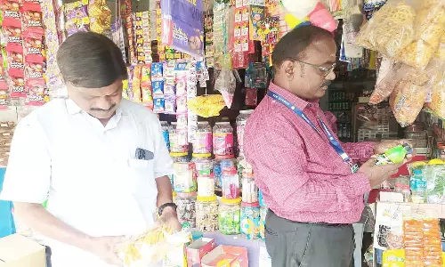 மளிகை, ஓட்டல், இறைச்சி கடைகளில் அதிகாரிகள் திடீர் சோதனை