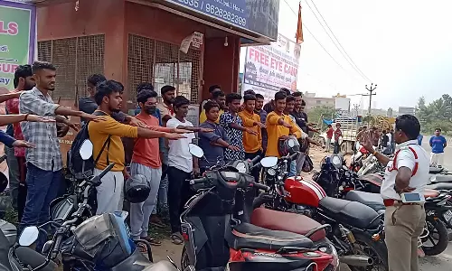 தலை கவசம் அணியாமல் பயணித்த வாகன ஓட்டிகள் உறுதிமொழி ஏற்கவைப்பு