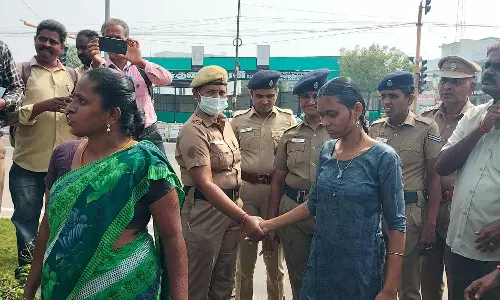 கணவனின் கொடுமை தாங்காமல் தீக்குளிக்க முயன்ற இளம்பெண்- திருப்பூர் கலெக்டர் அலுவலகத்தில் பரபரப்பு