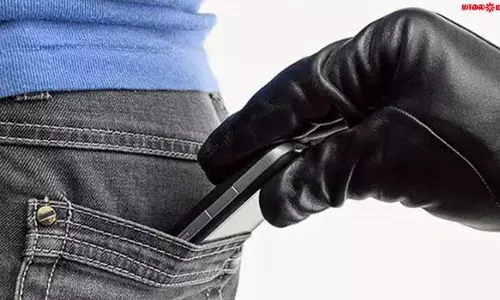 வீடு புகுந்து செல்போன் திருடிய வாலிபர்