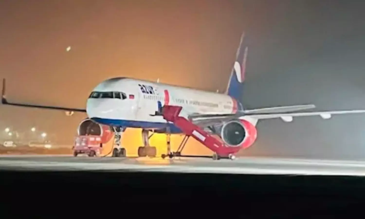 வெடிகுண்டு மிரட்டலால் குஜராத்தில் அவசரமாக தரையிறக்கப்பட்ட விமானம் வெடிகுண்டு மிரட்டலால் குஜராத்தில் அவசரமாக தரையிறக்கப்பட்ட விமானம்