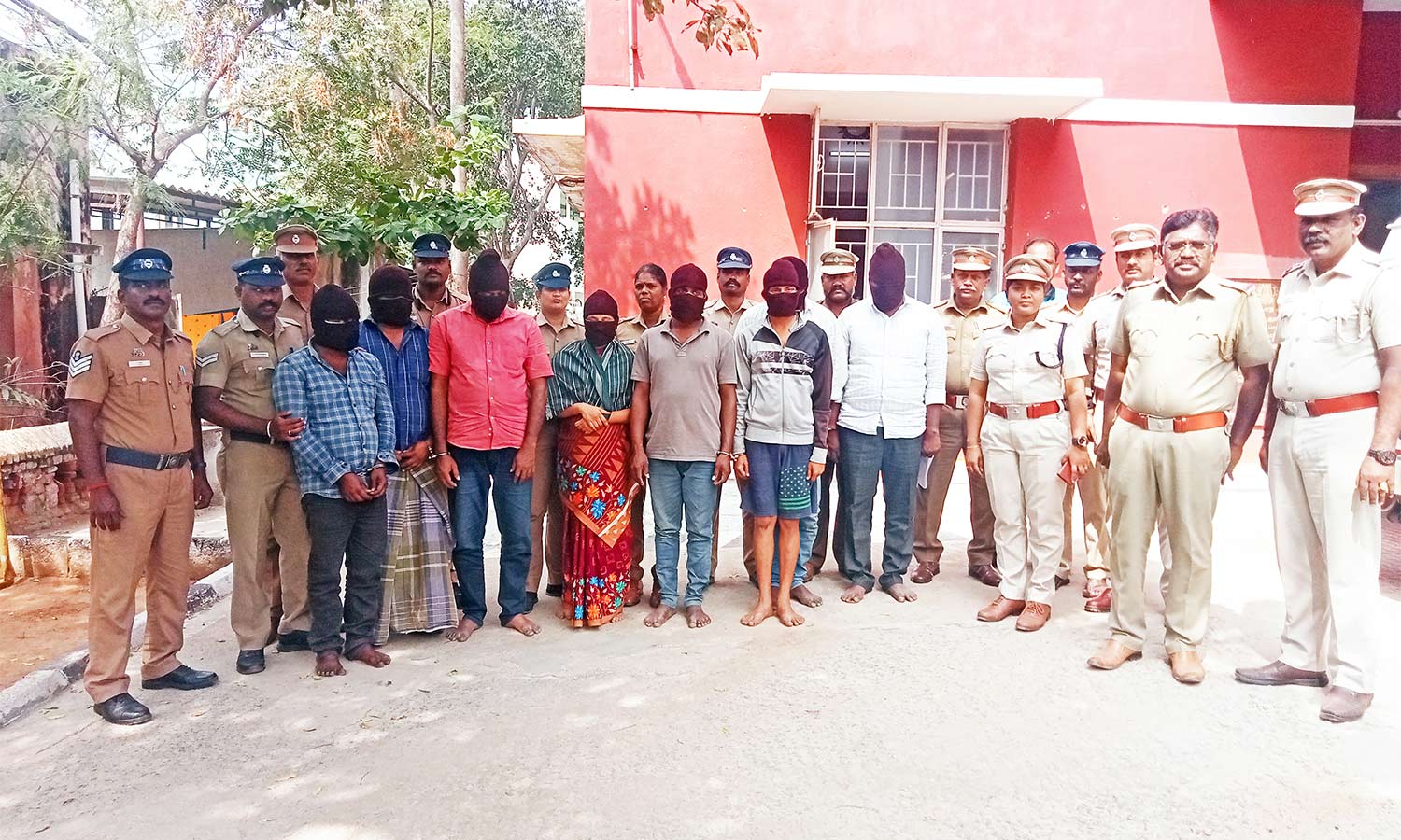 தொழில் அதிபரிடம் ரூ.3 கோடி பறிக்க முயற்சி- முன்னாள் போலீஸ்காரர் உள்பட 8 பேரை பிடித்தது எப்படி?