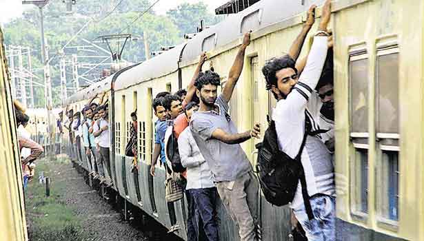 கூட்ட நெரிசலை குறைக்க மின்சார ரெயில்கள் அனைத்தும் 12 பெட்டிகளாக மாறுகிறது