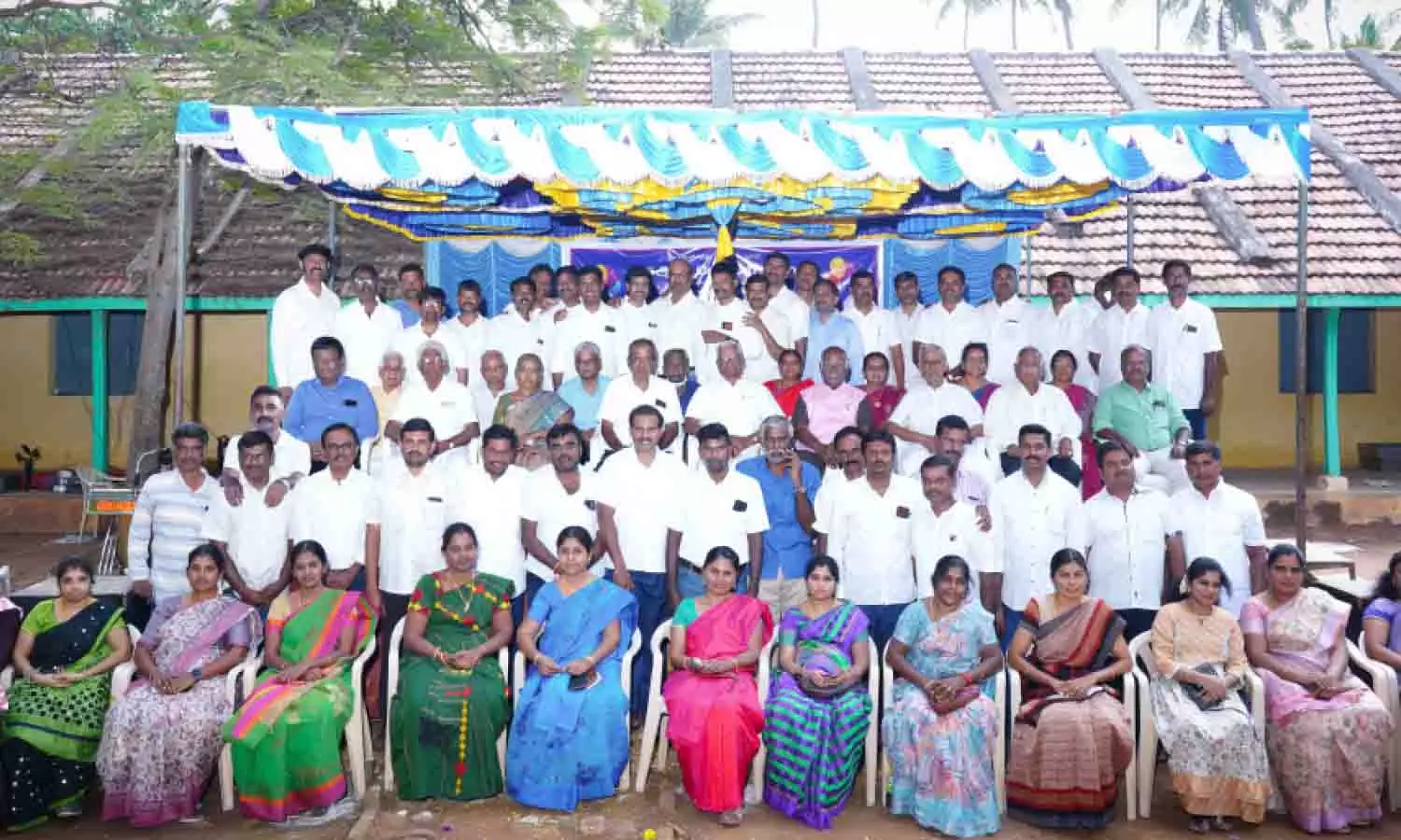 25 ஆண்டுகளுக்கு  பிறகு சந்தித்த முன்னாள் அரசு பள்ளி மாணவர்கள்