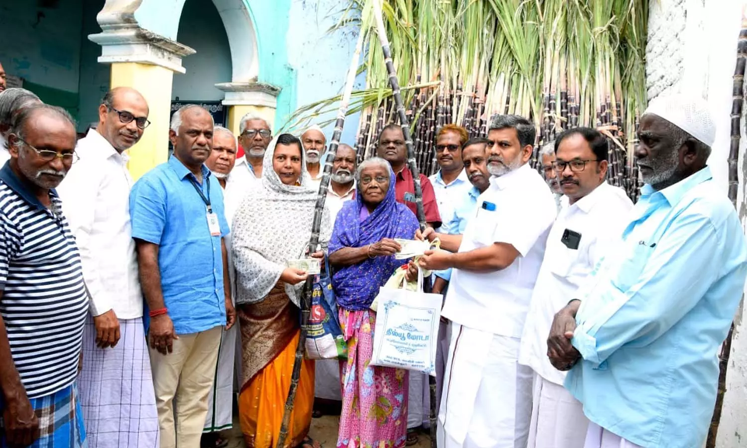 கடையநல்லூரில்  குடும்ப அட்டைதாரர்களுக்கு பொங்கல் பரிசு தொகுப்பு- நகராட்சி தலைவர் மூப்பன் ஹபிபுர் ரஹ்மான்  வழங்கினார்