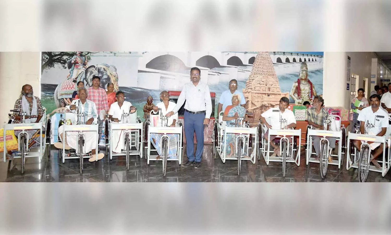 8 மாற்றுத்திறனாளிகளுக்கு மூன்று சக்கர சைக்கிள்- கலெக்டர் வழங்கினார்