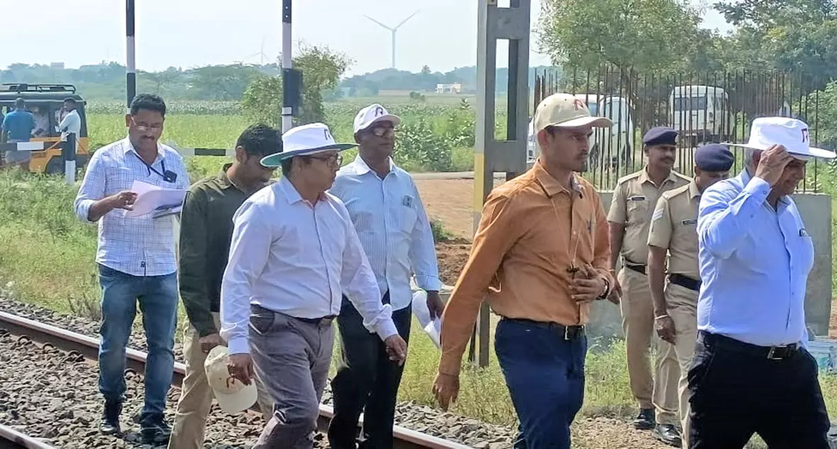 கோவில்பட்டி- கடம்பூர் இடையே புதிய மின்மய இரட்டைப்பாதையில்  முதன்மை மின்பொறியாளர் ஆய்வு