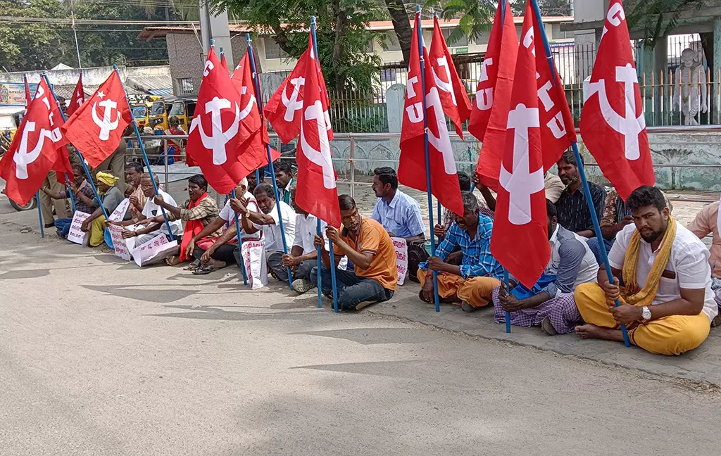 மாட்டு இறைச்சி கடைகள் நடத்த அனுமதி வழங்க கோரி கம்யூனிஸ்டு கட்சியினர் உண்ணாவிரதம் மாட்டு இறைச்சி கடைகள் நடத்த அனுமதி வழங்க கோரி கம்யூனிஸ்டு கட்சியினர் உண்ணாவிரதம்