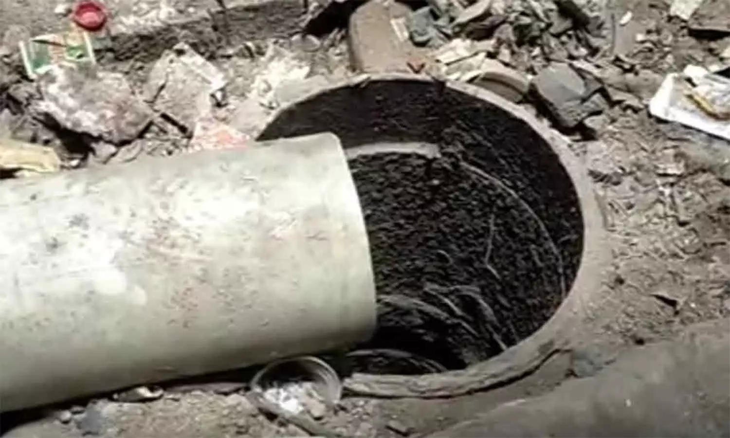 5 மணி நேரம் நடந்த மீட்பு பணி... ஆழ்துளை கிணற்றுக்குள் தவறி விழுந்த குழந்தை பத்திரமாக மீட்பு 5 மணி நேரம் நடந்த மீட்பு பணி... ஆழ்துளை கிணற்றுக்குள் தவறி விழுந்த குழந்தை பத்திரமாக மீட்பு