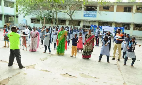 மாணவிகளுக்கு தற்காப்பு கலை பயிற்சி