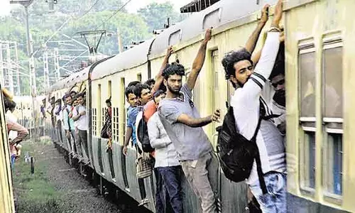 தண்டவாளத்தின் குறுக்கே மழைநீர் வடிகால் பணிகள்:  கடற்கரை மின்சார ரெயில் சேவையில் கடும் பாதிப்பு ஏற்படும்