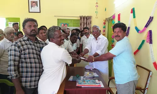 தரம் உயர்த்தப்பட்ட அரசு பள்ளிக்கு நிலம் ஒதுக்க கிராம மக்கள் மனு