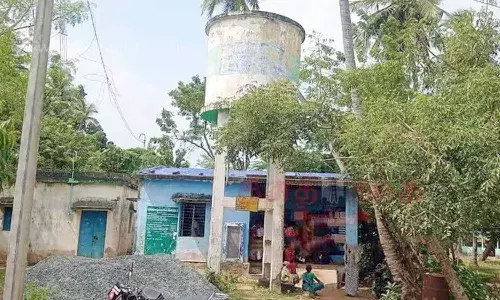 சேதமடைந்த மேல்நிலை நீர்த்தேக்க தொட்டியை இடித்து அகற்ற பொதுமக்கள் வலியுறுத்தல்
