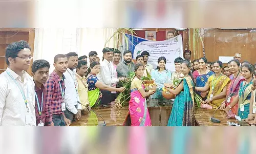 கலெக்டரிடம், மண்பானை கொடுத்து விழிப்புணர்வு ஏற்படுத்திய மாணவர்கள்