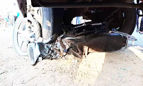 பஸ்- பைக் மோதி 4 வாலிபர்கள் படுகாயம்