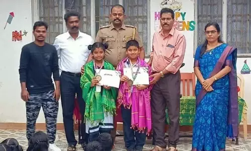 அன்னை வித்யா மந்திர் பள்ளி மாணவர்களுக்கு பாராட்டு விழா