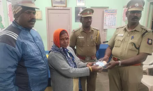 கோத்தகிரி மார்க்கெட்டில் கீழே கிடந்த பணப்பையை எடுத்து போலீசாரிடம் கொடுத்த முதியவர்