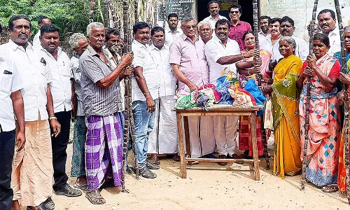 திசையன்விளையில் பொங்கல் பரிசு தொகுப்பு வினியோகம்  - வி.எஸ்.ஆர்.ஜெகதீஷ் தொடங்கி வைத்தார்