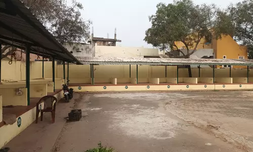 விவசாயிகள் வராததால் வெறிச்சோடிய குறிச்சி உழவர் சந்தை