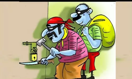 தூத்துக்குடியில் பட்டப்பகலில் கடையில் ரூ. 2¼ லட்சம் துணிகர கொள்ளை- சி.சி.டி.வி. காட்சி மூலம் வாலிபருக்கு வலைவீச்சு