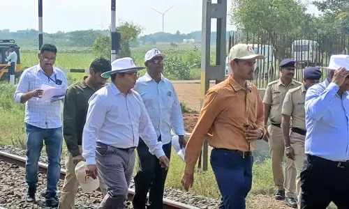 கோவில்பட்டி- கடம்பூர் இடையே புதிய மின்மய இரட்டைப்பாதையில்  முதன்மை மின்பொறியாளர் ஆய்வு