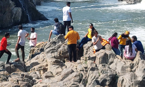 ஒகேனக்கல்லில் சுற்றுலா பயணிகளின் பாதுகாப்பை பலப்படுத்தப்பட வேண்டும்