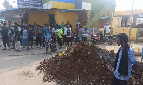 குளத்தில் ரசாயன கழிவுகள் கலப்பதால் மண் கொட்டி அடைத்த பொதுமக்கள்