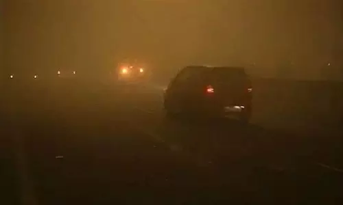 மூடுபனியால் நிகழ்ந்த கோர விபத்து- பைக் மீது லாரி மோதி இருவர் பலி