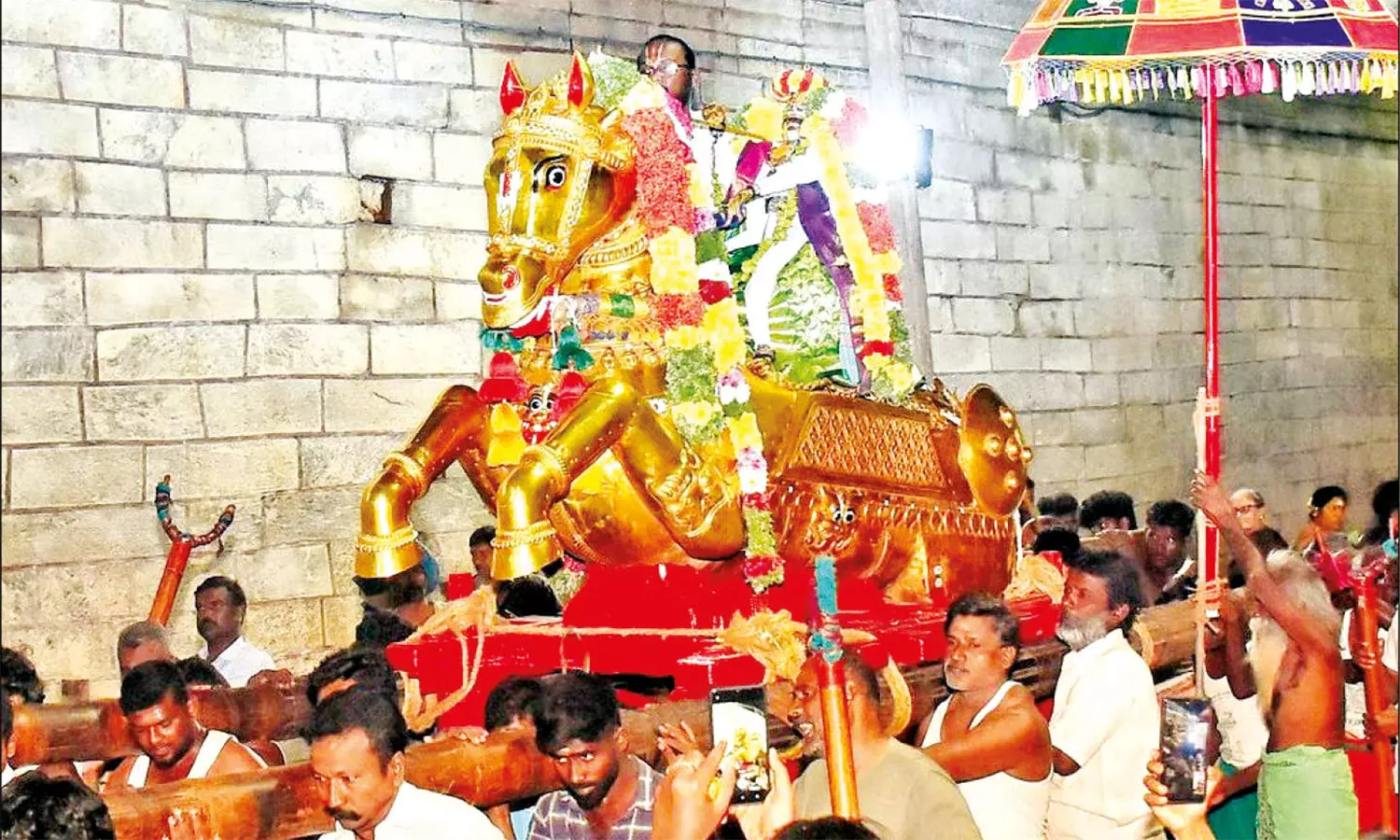 வேடுபறி நிகழ்ச்சி: தங்கக்குதிரை வாகனத்தில் கள்ளழகர் உலா