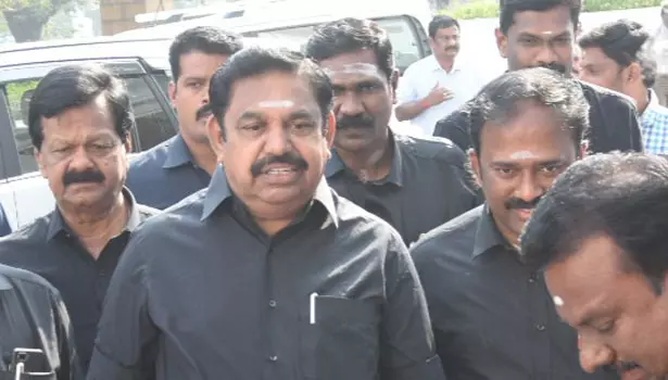 சட்டசபையில் ஓ.பன்னீர்செல்வம் அருகே அதிகநேரம் இருப்பதை தவிர்த்த எடப்பாடி பழனிசாமி சட்டசபையில் ஓ.பன்னீர்செல்வம் அருகே அதிகநேரம் இருப்பதை தவிர்த்த எடப்பாடி பழனிசாமி