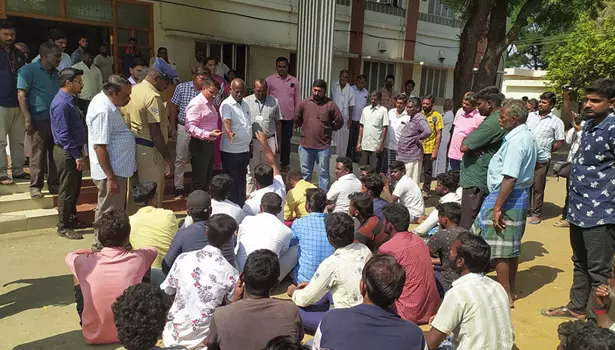 மீன்பிடி குத்தகைதாரர்களை கண்டித்து பொதுமக்கள் போராட்டம்