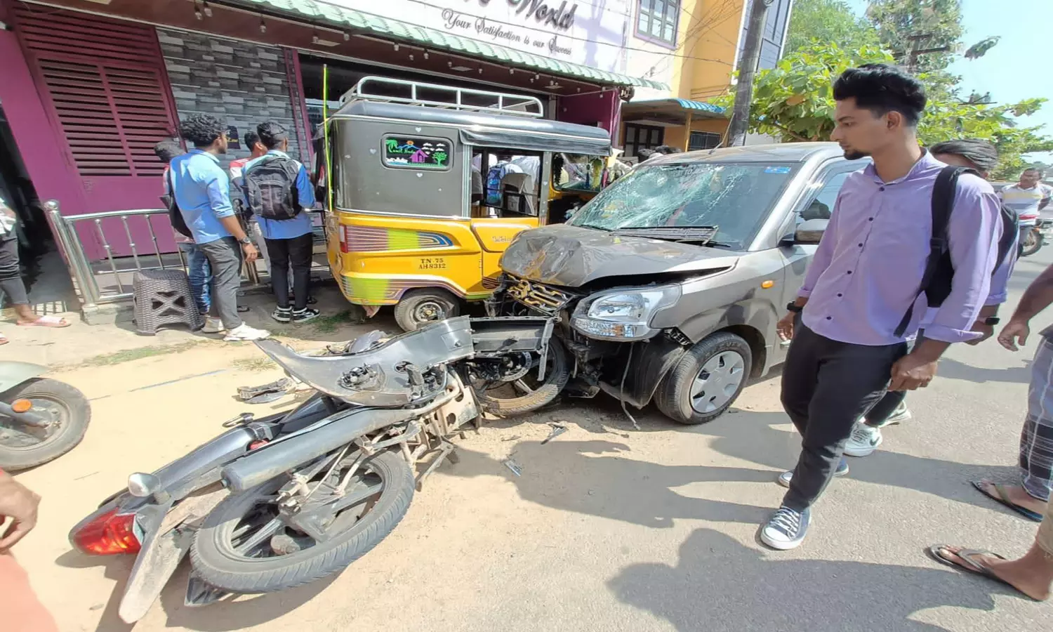 தக்கலை அருகே கட்டுப்பாட்டை இழந்த கார்