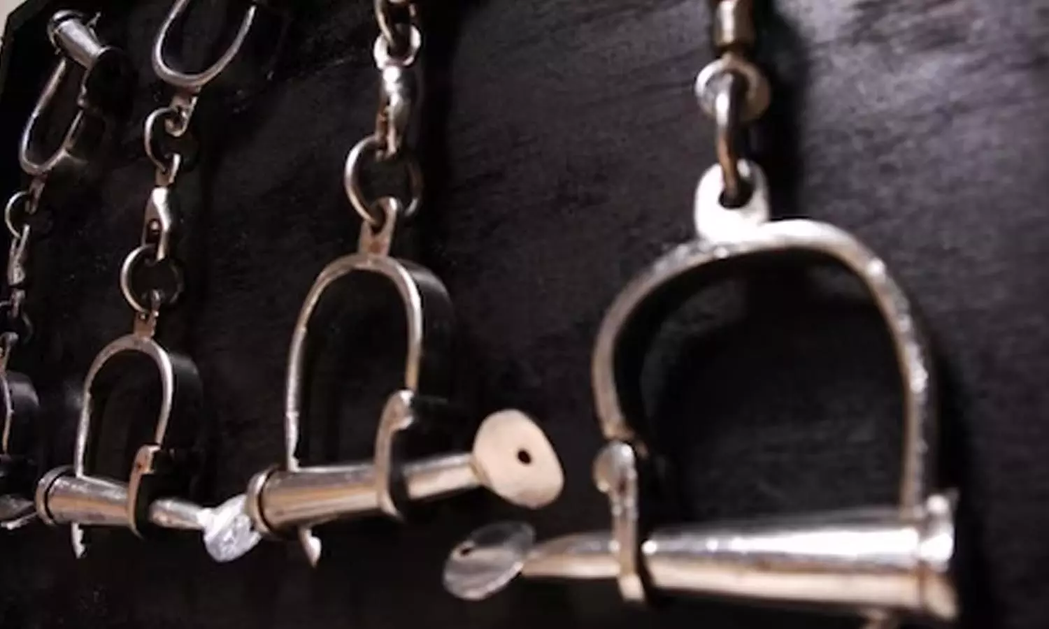 மோட்டார்சைக்கிளை திருடிய 2 வாலிபர்கள் கைது மோட்டார்சைக்கிளை திருடிய 2 வாலிபர்கள் கைது