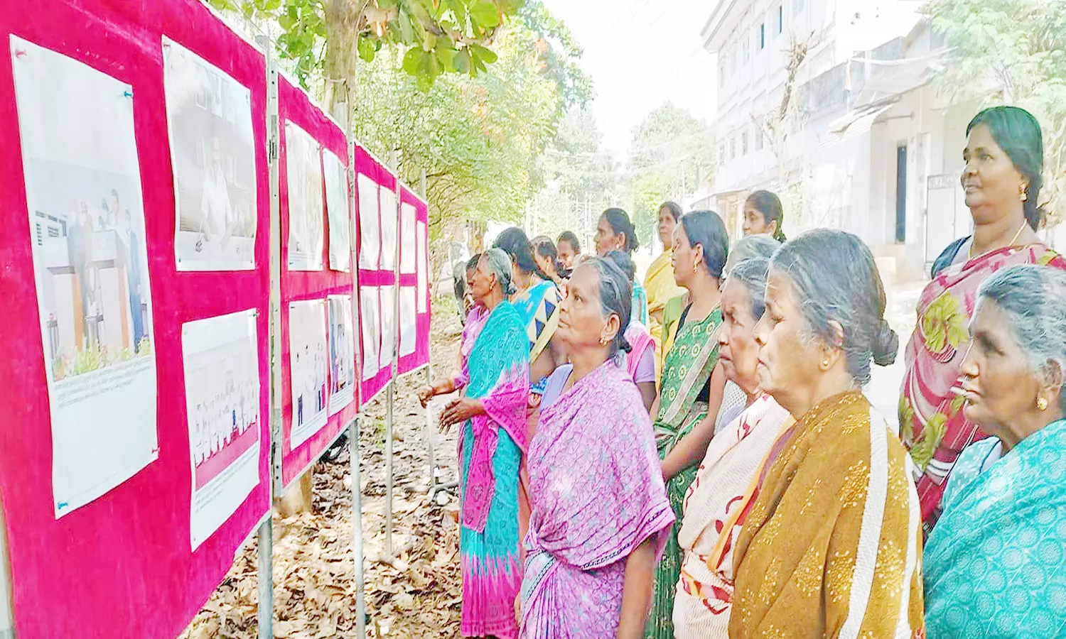 தக்கலை அருகே அரசின் திட்டங்களை விளக்கும் புகைப்பட கண்காட்சி