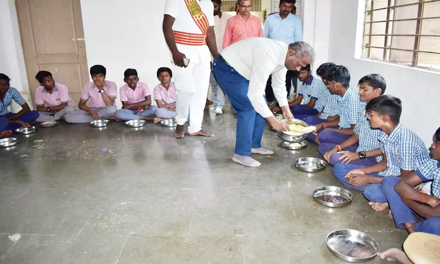 மாணவர் விடுதியில் கலெக்டர் திடீர் ஆய்வு மாணவர் விடுதியில் கலெக்டர் திடீர் ஆய்வு