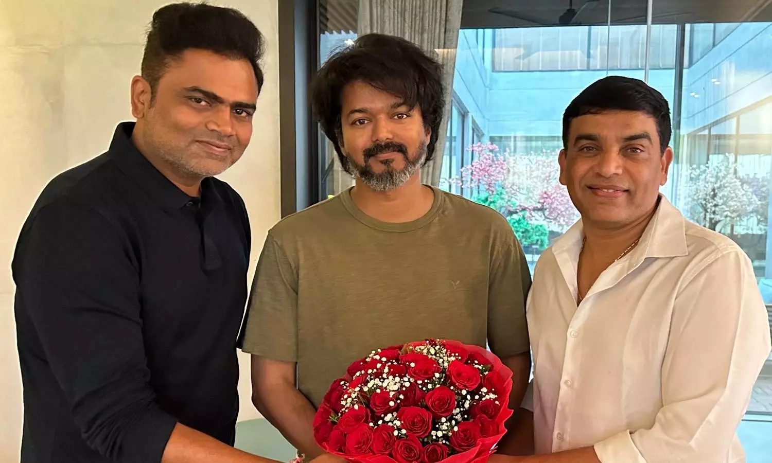 வாரிசு கொண்டாட்டம் ஆரம்பம்.. வைரலாகும் புகைப்படம்.. வாரிசு கொண்டாட்டம் ஆரம்பம்.. வைரலாகும் புகைப்படம்..