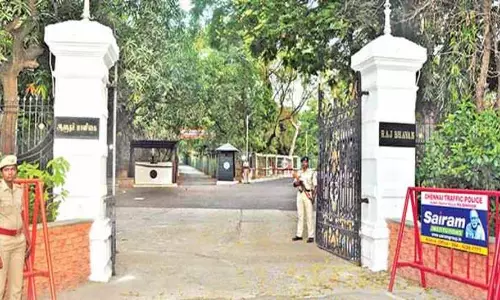 போராட்ட அறிவிப்புகள் எதிரொலி: கவர்னர் மாளிகைக்கு கூடுதல் போலீஸ் பாதுகாப்பு